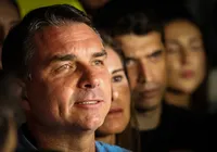 Fim do concurso público? Proposta da campanha de Flávio Bolsonaro sugere trocar trabalhadores por IA