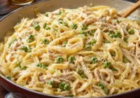 Fim do mês apertou? Faça esse macarrão cremoso com frango de 5 ingredientes