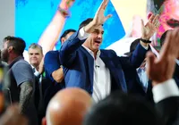 Flávio Bolsonaro desembarca nos Estados Unidos após fuga do Brasil