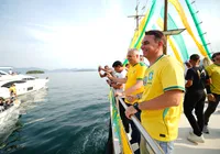 Flávio Bolsonaro faz aceno ao Nordeste durante barqueata no Rio