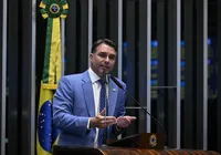 Flávio Bolsonaro pode perder mandato de senador após fuga para os EUA