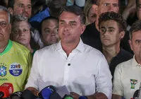 Flávio Bolsonaro vai sair do Brasil? Deputados temem fuga e fazem pedido ao STF