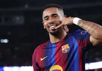 Gabriel Jesus marca gol e supera craque brasileiro na Champions League