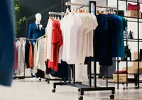 Gigante da moda decreta falência, fecha 54 lojas e liquida produtos