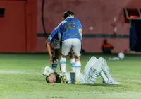 Goleiro cai segundos antes do início do jogo entre Vitória e Grêmio