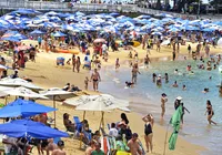 Idoso morre após se afogar em praia turística de Salvador