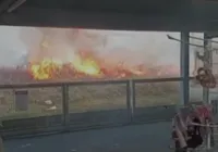 Incêndio provoca correria e fumaça perto de estação de metrô em Salvador