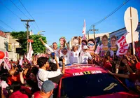 Jerônimo mobiliza apoiadores em caminhada pelas ruas de Camaçari