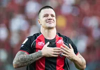 Kayzer repete lei do ex e volta a marcar pelo Vitória após 100 dias