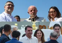 Lula e Flávio Bolsonaro participam de missas no Dia de N. S. Aparecida