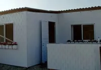 Mãe de nove filhos recebe casa construída em 15 horas com plástico reciclado