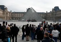 Manifestantes bloqueiam entrada do Museu do Louvre em Paris