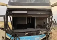 Motoristas morrem em batida entre carro de funerária e ônibus na Bahia