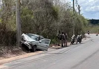 Mulher morre e bebê de 7 meses fica ferido após carro bater em poste na Bahia