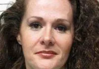 Mulher que sobreviveu após falha em execução volta a caminhar