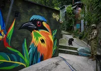 Mulheres transformam com arte antiga zona dominada por gangues