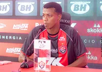 Novo zagueiro do Vitória exalta companheiros: "Craques que via na TV"