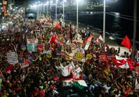 Ondina fica tomada de vermelho antes de carreata com Lula em Salvador