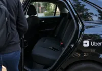 Passageiro da Uber esquece celular em carro, não recupera e recebe R$ 7 mil