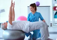 Perda de altura pode indicar fratura na coluna por osteoporose
