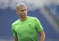 PF deve incluir ilha de Richarlison em inquérito sobre amigo de Flávio