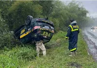 Policial rodoviário federal fica ferido após viatura capotar na BR-324