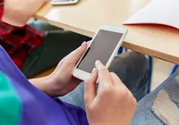 Proibição de celular reduz cyberbullying e ansiedade, diz pesquisa