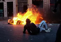 Protestos na França terminam com 1.800 detidos e prefeitura incendiada