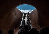 Quase 50 metros ao submundo: conheça estação de metrô entre as mais bonitas da história