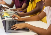 Quase metade dos alunos no Brasil usa ferramentas como ChatGPT para estudar