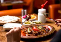 Restaurante famoso é investigado por vender prato com carne suspeita