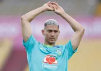 Richarlison cobra Flávio Bolsonaro por mansão de R$ 10 milhões no RJ