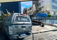 Viatura da PM bate em poste na Av. Manoel Dias e interdita via