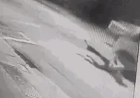 Vídeo: adolescente pula de carro em movimento e escapa de sequestro