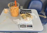Vídeo: Mulher é flagrada com drogas escondidas em estrogonofe na Bahia