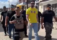 Vídeo: Rico vota cercado por seguranças e revela mudança de país