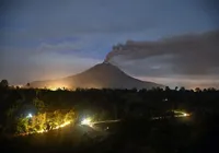 Vulcão na Indonésia expeles cinzas e força evacuação de emergência