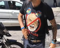 Aliado de Flávio Bolsonaro exibe arma durante confusão com candidato do PSOL - Imagem
