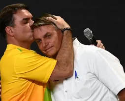 Bolsonaro tenta manter hegemonia e lança exército de parentes nas eleições - Imagem