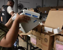Entenda como as urnas eletrônicas são preparadas e lacradas na Bahia - Imagem