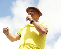 Flávio Bolsonaro ataca Lula na Bahia após reajuste do Bolsa Família - Imagem