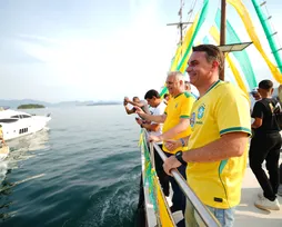 Flávio Bolsonaro faz aceno ao Nordeste durante barqueata no Rio - Imagem