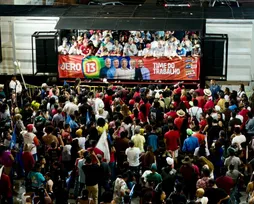 Jerônimo critica uso de mulheres seminuas em ato da oposição - Imagem