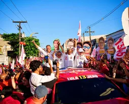 Jerônimo mobiliza apoiadores em caminhada pelas ruas de Camaçari - Imagem