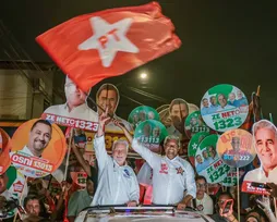 Jerônimo mostra força no interior com caminhada em Feira de Santana - Imagem