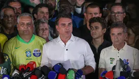 Aliados de Flávio Bolsonaro contestam resultado das urnas e citam apoio divino