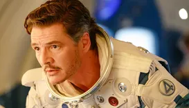 Ator Pedro Pascal aparece com camiseta de Lula e chama atenção