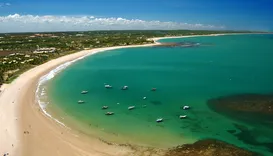 Destino na Bahia proíbe carros e tem piscinas que surgem na maré baixa