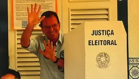 Eduardo Paes, candidato a governador do RJ, vota na capital fluminense