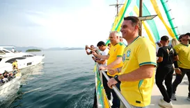 Flávio Bolsonaro faz aceno ao Nordeste durante barqueata no Rio